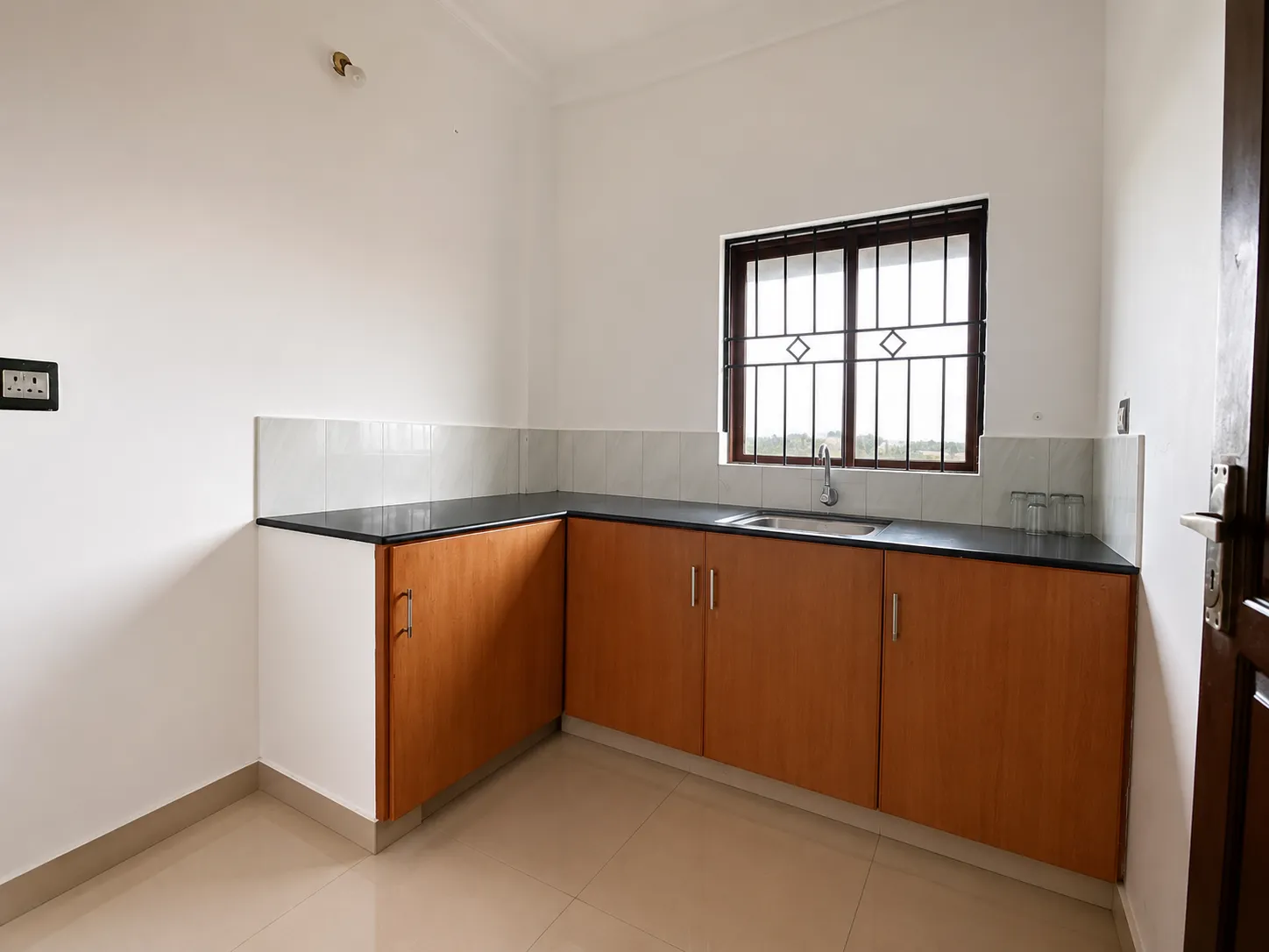 Premium 3 Bed Single Room 605 - Interior View #2